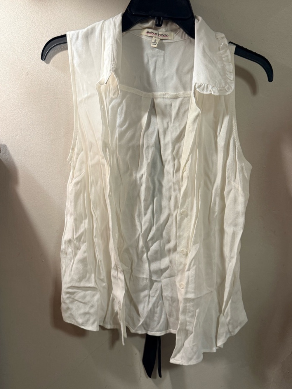 Jealous Tomato White Sleeveless Ruffled Collar Button-Front Blouse